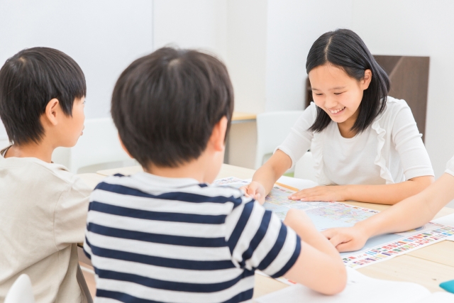勉強を教えてもらう子どもの写真