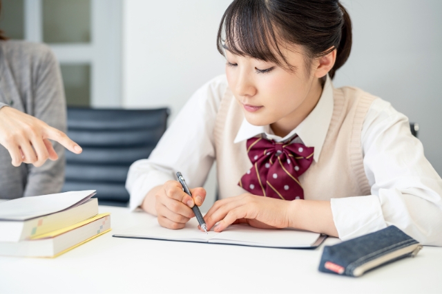勉強する女子生徒の写真