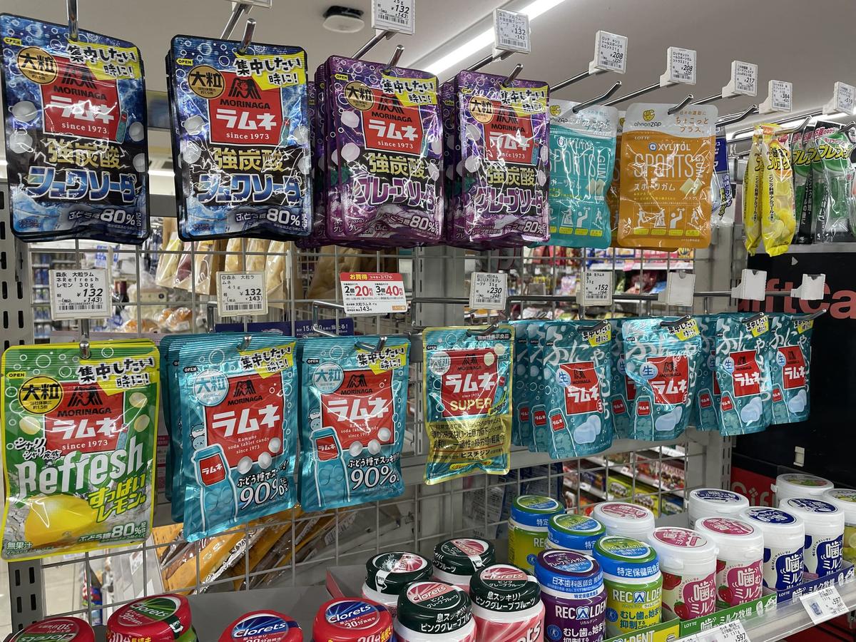 勉強中のラムネは何粒が正解｜店頭に並ぶブドウ糖ラムネ
